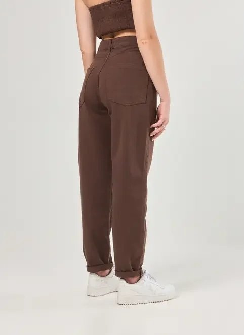 calça mom sarja marrom calça mom sarja marrom