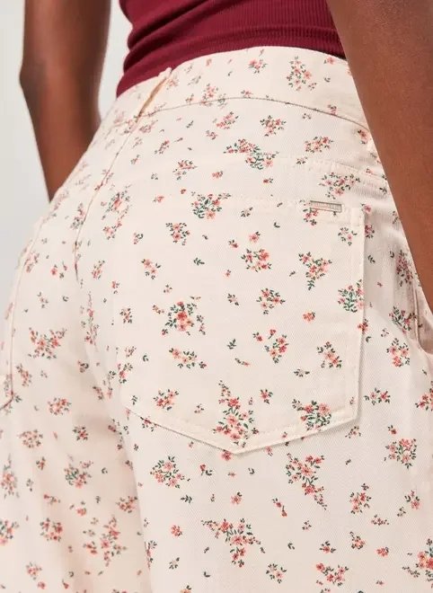 calça wide leg sarja off-white florzinhas calça wide leg sarja off-white florzinhas