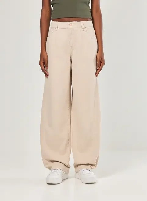 calça baggy cintura baixa em sarja clara calça baggy cintura baixa em sarja clara