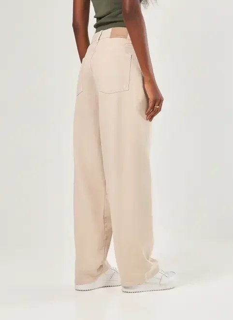 calça baggy cintura baixa em sarja clara calça baggy cintura baixa em sarja clara