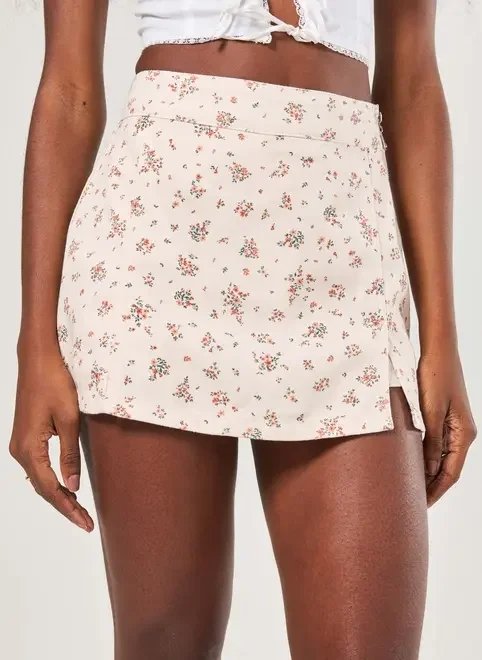 short saia sarja off-white florzinhas short saia sarja off-white florzinhas