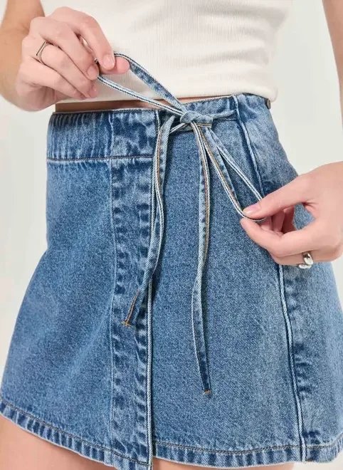 short saia jeans médio com amarração short saia jeans médio com amarração