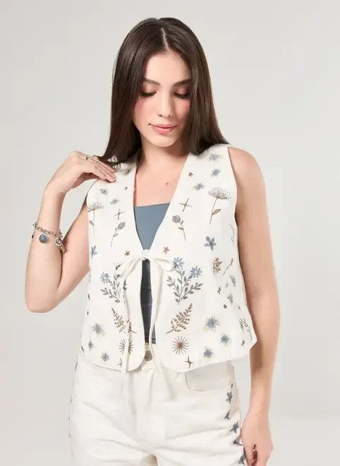 colete sarja off-white bordado florido colete sarja off-white bordado florido