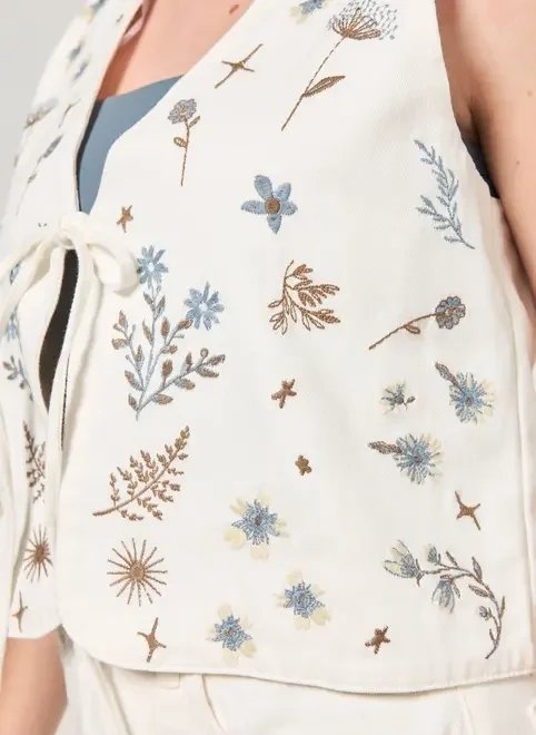 colete sarja off-white bordado florido colete sarja off-white bordado florido