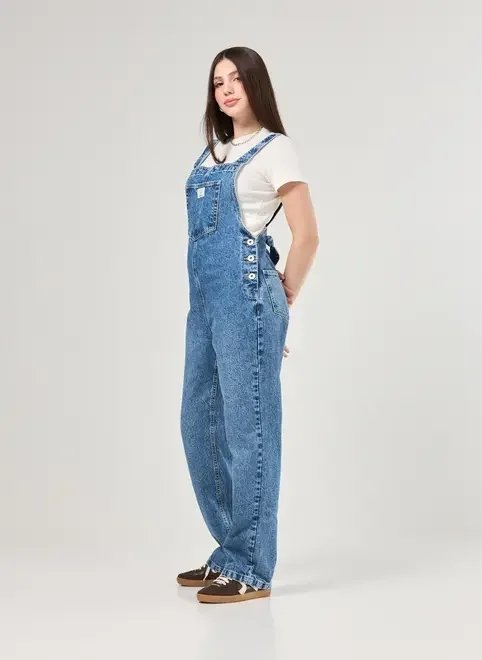 macacão estilo jardineira em jeans médio macacão estilo jardineira em jeans médio