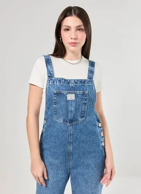 macacão estilo jardineira em jeans médio macacão estilo jardineira em jeans médio