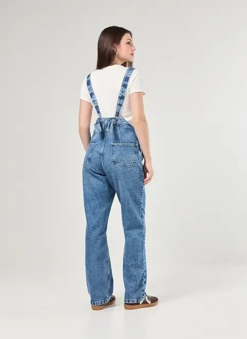 macacão estilo jardineira em jeans médio macacão estilo jardineira em jeans médio
