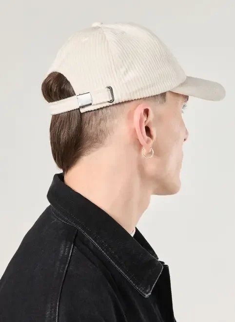 boné em veludo cotelê off-white boné em veludo cotelê off-white