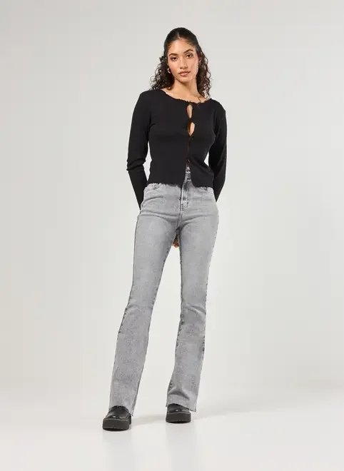 calça flare em jeans cinza calça flare em jeans cinza