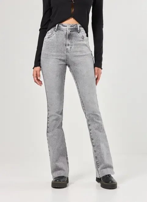 calça flare em jeans cinza calça flare em jeans cinza
