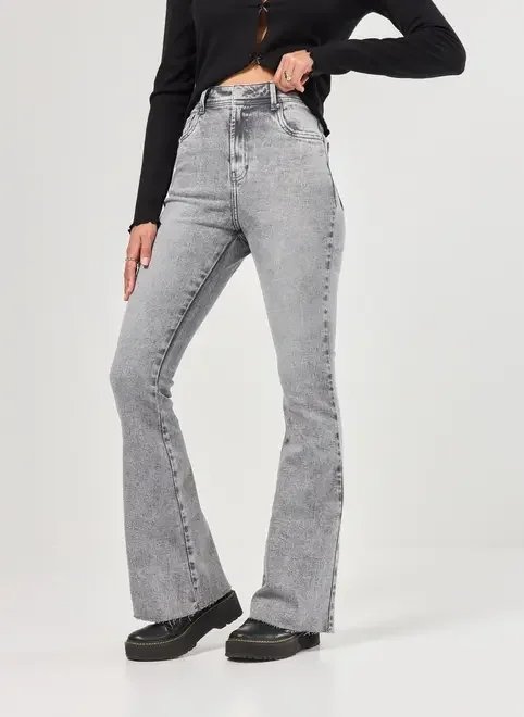 calça flare em jeans cinza calça flare em jeans cinza