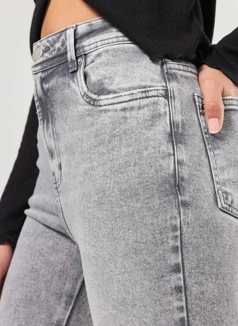 calça flare em jeans cinza calça flare em jeans cinza