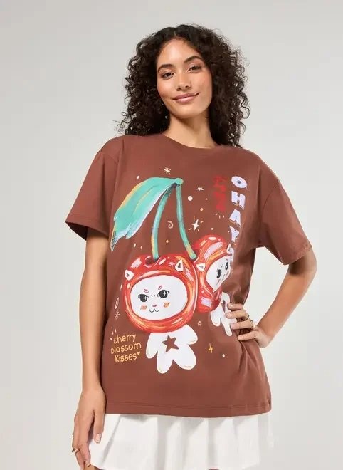 camiseta oversized marrom gatos e cerejas camiseta oversized marrom gatos e cerejas