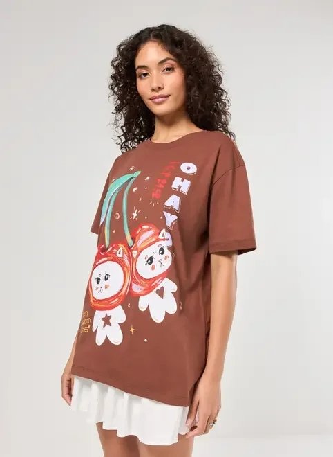 camiseta oversized marrom gatos e cerejas camiseta oversized marrom gatos e cerejas