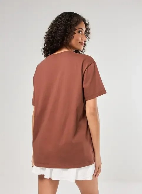 camiseta oversized marrom gatos e cerejas camiseta oversized marrom gatos e cerejas