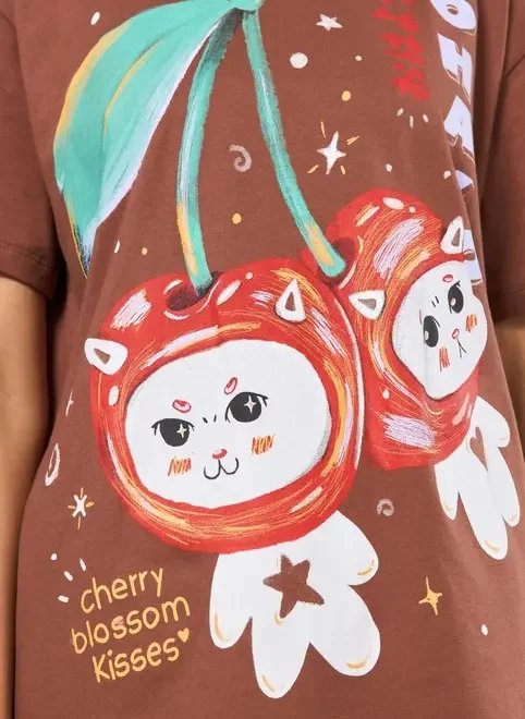 camiseta oversized marrom gatos e cerejas camiseta oversized marrom gatos e cerejas