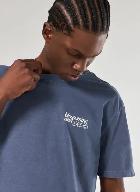 camiseta comfort azul blossoming camiseta comfort azul blossoming