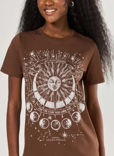 camiseta marrom estampa mística camiseta marrom estampa mística