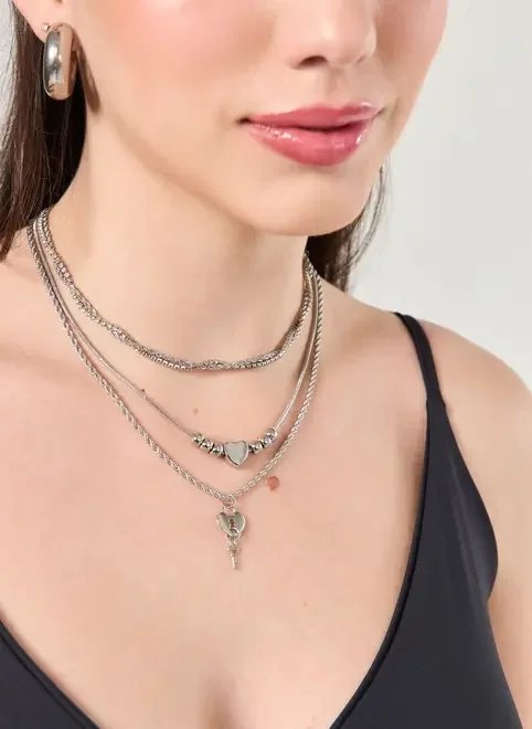 conjunto com 3 colares de coração conjunto com 3 colares de coração