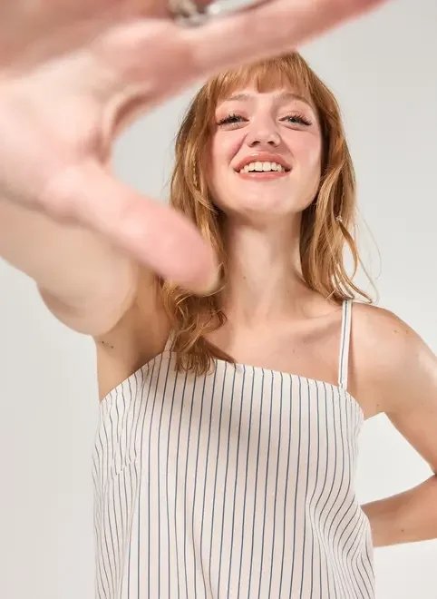 vestido em sarja listrada com babado vestido em sarja listrada com babado