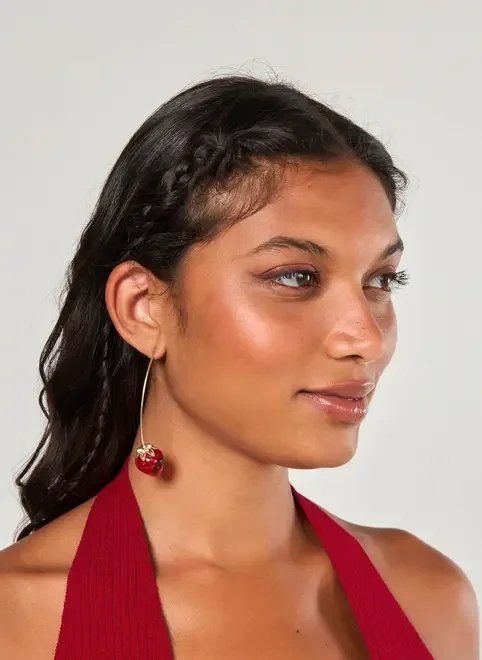 brinco dourado morango resina brinco dourado morango resina