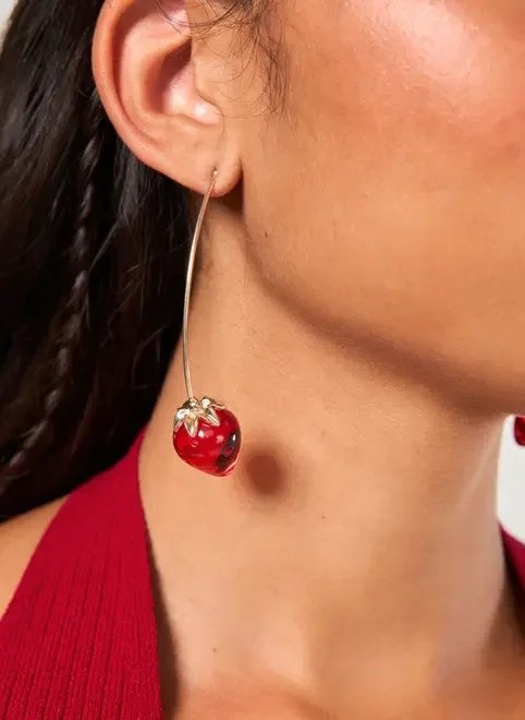 brinco dourado morango resina brinco dourado morango resina