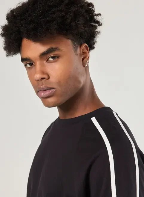 camiseta oversized malhão listras nos ombros camiseta oversized malhão listras nos ombros