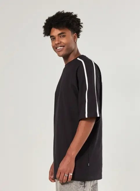 camiseta oversized malhão listras nos ombros camiseta oversized malhão listras nos ombros