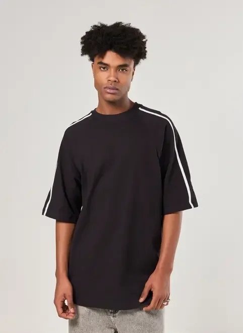 camiseta oversized malhão listras nos ombros camiseta oversized malhão listras nos ombros