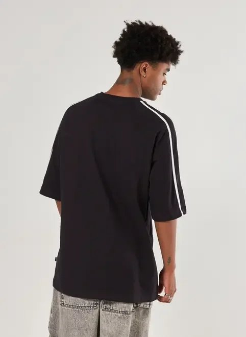 camiseta oversized malhão listras nos ombros camiseta oversized malhão listras nos ombros