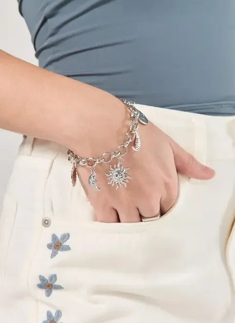 pulseira prateada pingentes sol e lua pulseira prateada pingentes sol e lua