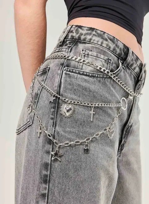 cinto de corrente prateada com pingentes cinto de corrente prateada com pingentes