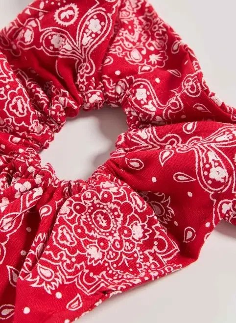 scrunchie vermelho estampa bandana scrunchie vermelho estampa bandana