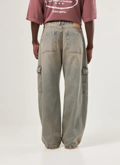calça oversized cargo em jeans dirty calça oversized cargo em jeans dirty