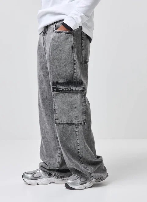 calça oversized cargo em jeans calça oversized cargo em jeans