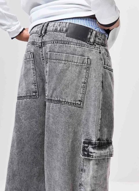 calça oversized cargo em jeans calça oversized cargo em jeans