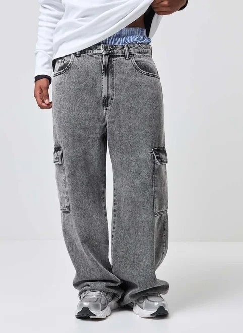 calça oversized cargo em jeans calça oversized cargo em jeans