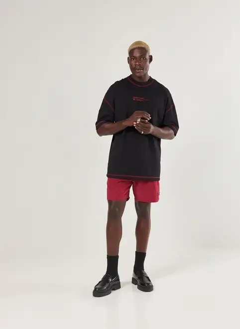 camiseta oversized preta costuras vermelhas camiseta oversized preta costuras vermelhas