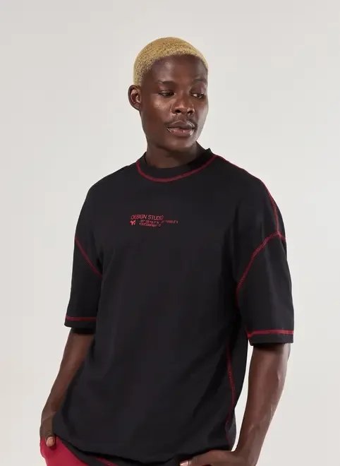 camiseta oversized preta costuras vermelhas camiseta oversized preta costuras vermelhas
