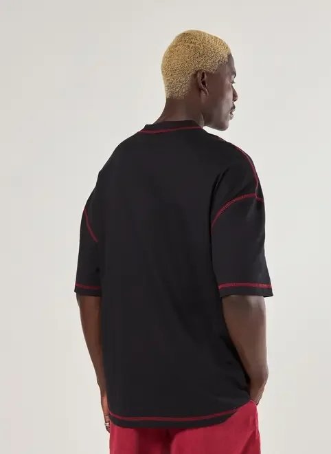 camiseta oversized preta costuras vermelhas camiseta oversized preta costuras vermelhas