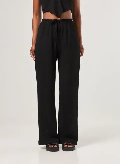 calça preta wide leg texturizada calça preta wide leg texturizada