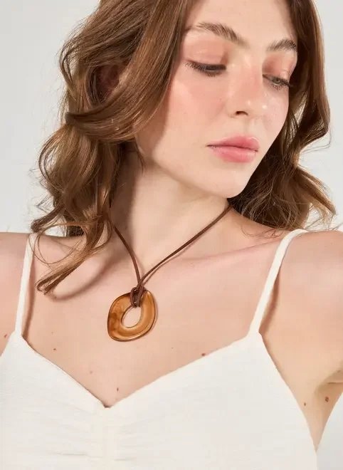 colar resina marrom colar resina marrom