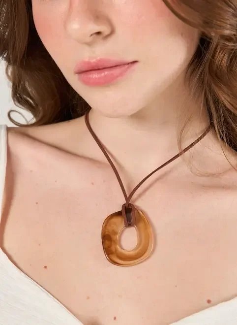 colar resina marrom colar resina marrom