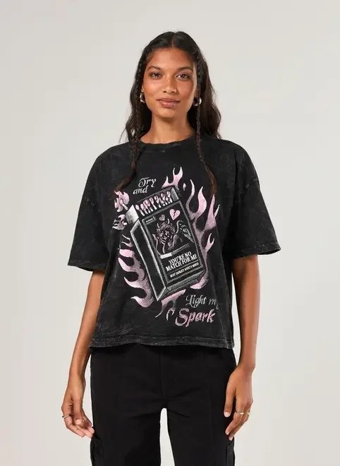 camiseta box preta marmorizada estampa rosa camiseta box preta marmorizada estampa rosa