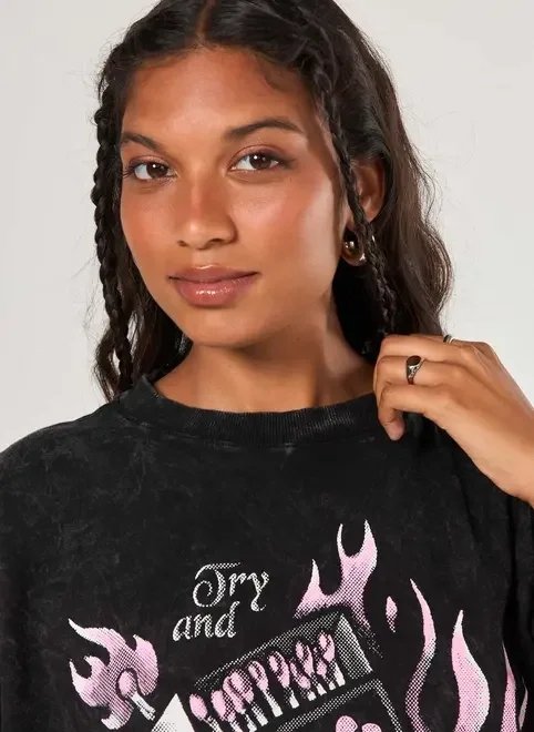 camiseta box preta marmorizada estampa rosa camiseta box preta marmorizada estampa rosa