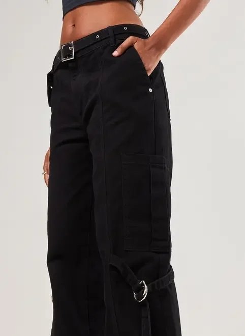 calça cargo preta cintura baixa fivelas calça cargo preta cintura baixa fivelas