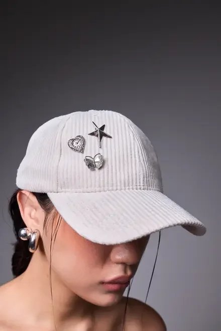 conjunto com 3 broches prateados conjunto com 3 broches prateados