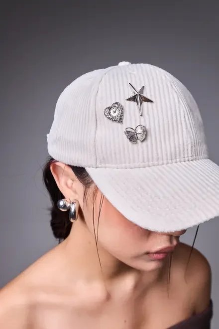 conjunto com 3 broches prateados conjunto com 3 broches prateados