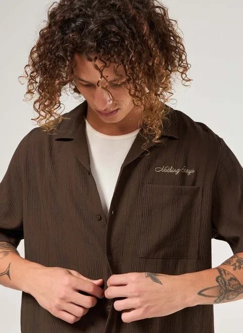 camisa resort texturizada e bordada camisa resort texturizada e bordada