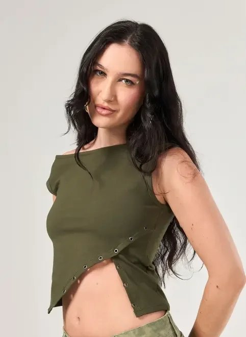 blusa verde assimétrica com ilhoses blusa verde assimétrica com ilhoses